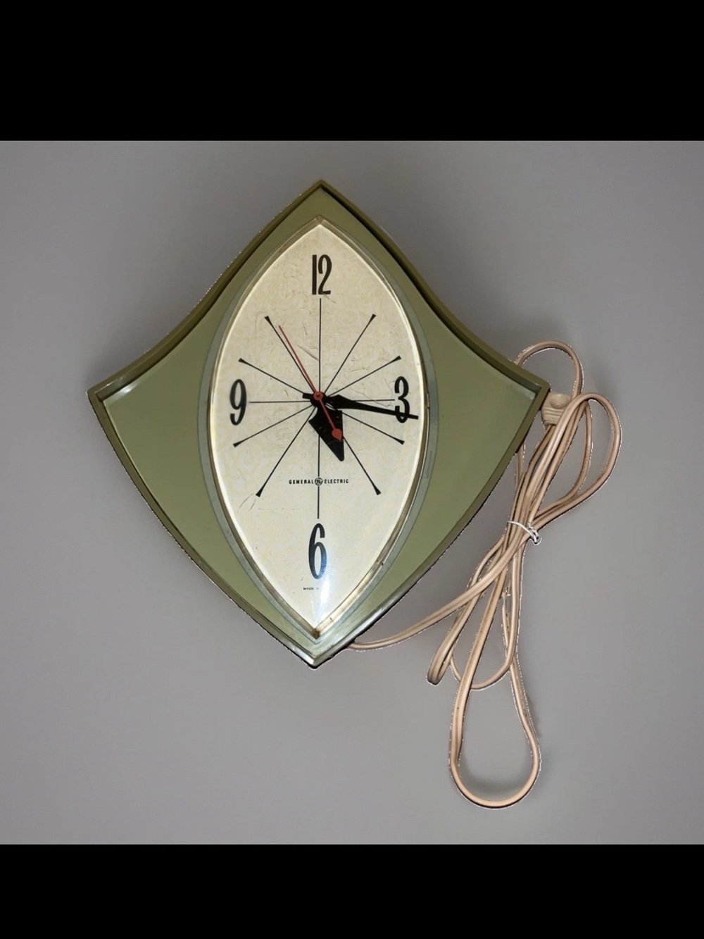 Vintage 1960s Atomic Mid Century GE Electric Wall Clock Model 2159 Made in USA